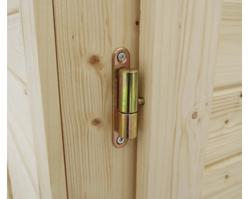 Detailansicht eines Türscharniers an einem Holzgebäude.