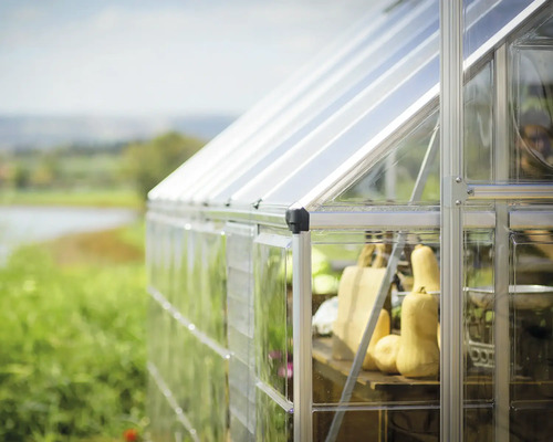 Außenaufnahme eines Gewächshauses mit Polycarbonatplatten und Aluminiumrahmen