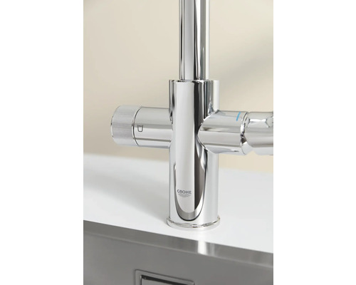 Detailansicht einer glänzenden Armatur der Marke Grohe.