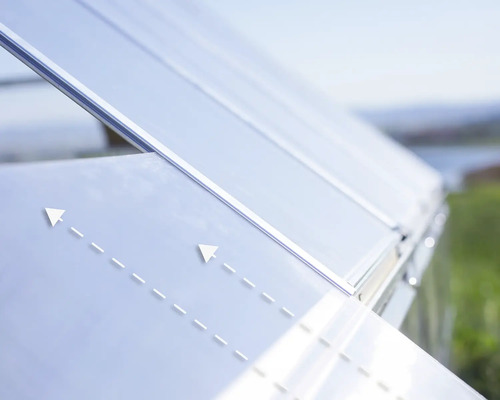 Detailaufnahme einer Gewächshausverglasung mit Pfeilen, die den Wasserablauf darstellen.