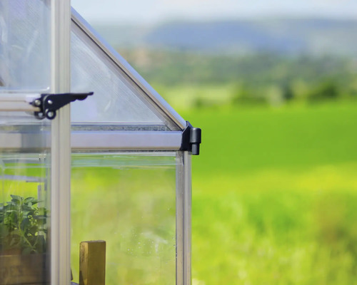 Detailansicht eines Gewächshauses mit Aluminiumrahmen und transparenten Paneelen