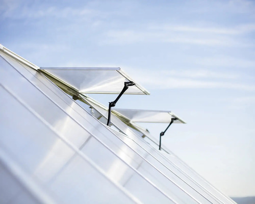 Gewächshausdach mit geöffneten Fenstern für Belüftung