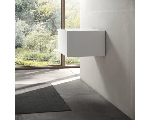 Wandhängender Waschtisch im Badezimmer mit Fenster und Teppich