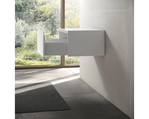 Waschtischunterschrank mit offener Schublade im Badezimmer