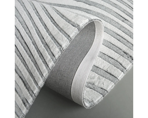 Grau-weißer Teppich mit Streifenmuster