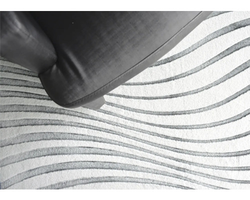 Teppich mit Wellenmuster und Sessel im Detail