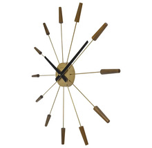 Wanduhr mit Zeitanzeige und dekorativen Elementen