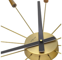 Wanduhr mit Zeigern und goldenem Zifferblatt