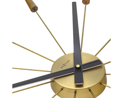 Wanduhr mit Zeigern und goldenem Zifferblatt