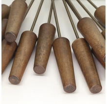 Mehrere Holzgriffe mit Metallstielen