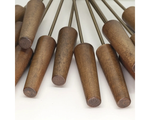 Mehrere Holzgriffe mit Metallstielen