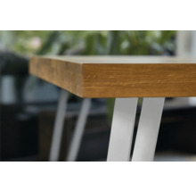 Detailansicht einer Tischplatte aus Holz mit Metallbeinen