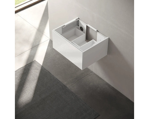 Weißer Waschtischunterschrank mit Fächern zur Wandmontage im Badezimmer.