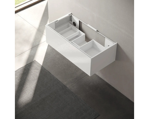 Weißer Waschtischunterschrank zur Wandmontage mit offenem Stauraum