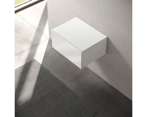 Weißer Hängewaschtisch im Badezimmer