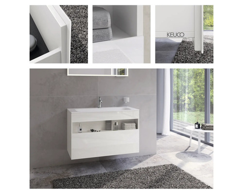 Modernes Badezimmer mit weißem Waschbeckenunterschrank, Ablageflächen und Spiegel