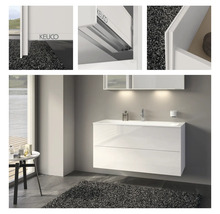 Badezimmer mit Waschtischunterschrank, Waschbecken und Spiegel