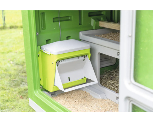 Innenansicht eines Hühnerstalls mit Futterspender