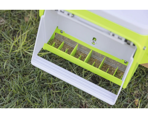 Vogelhaus mit Futter auf einer Wiese