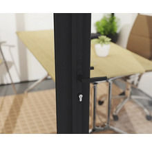 Detailaufnahme einer Tür mit schwarzem Türgriff und Schloss in einem Büro