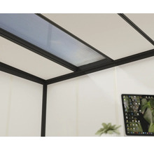 Detailansicht einer Terrassenüberdachung mit Rahmen und lichtdurchlässigen Elementen.