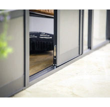 Geöffnete Glasschiebewand mit Schließmechanismus