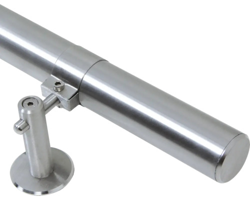 Detailaufnahme eines Edelstahlhandlaufs mit Halterung für die Wandmontage.