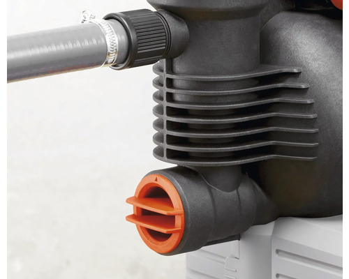 Detailaufnahme eines Teichfilters mit Schlauchanschluss