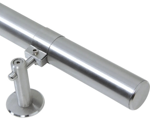 Detailansicht einer Edelstahl Geländerstange mit Halterung