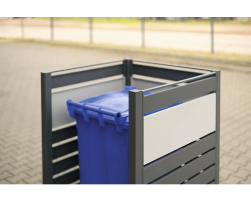 Mülltonnenbox mit einer blauen Mülltonne