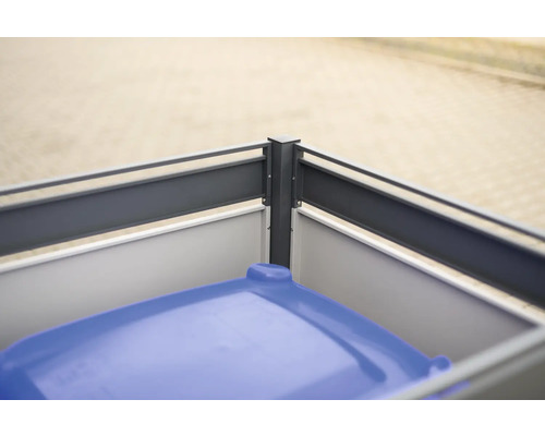 Detailansicht einer Mülltonnenbox mit blauer Mülltonne