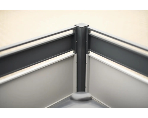 Detailaufnahme einer Eckverbindung eines Sichtschutzzauns aus Metall