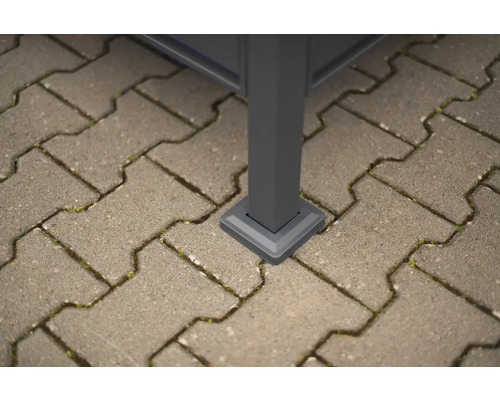 Detailaufnahme einer Pavillon-Säule mit Fuß auf Pflastersteinen