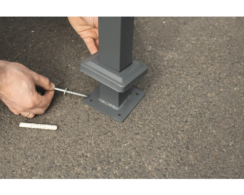 Montage einer Metallstütze mit Schraube und Dübel