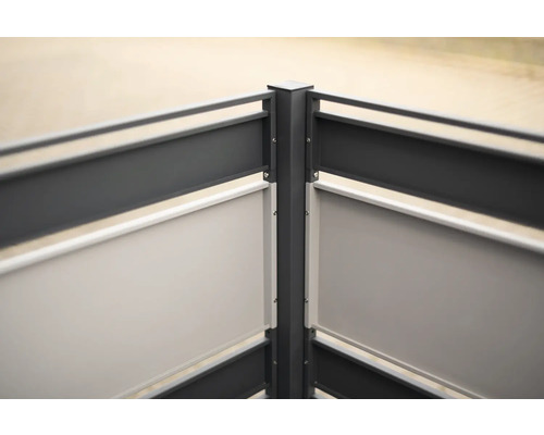 Detailansicht eines Sichtschutzzauns aus Aluminium und blickdichten Elementen für den Außenbereich