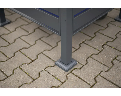 Detailaufnahme eines Pavillonfußes auf Pflastersteinen