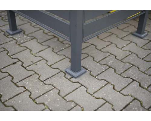 Detailansicht eines Pavillonfußes auf Pflastersteinen