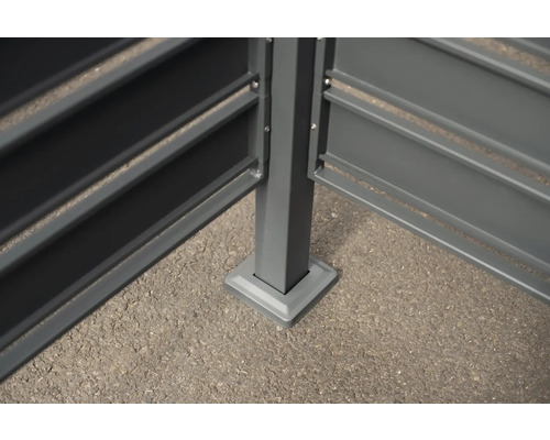 Detailansicht einer Zaunanlage mit Metallpfosten und horizontalen Lamellen