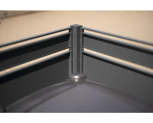 Eckansicht eines modernen Gartenzauns aus Metall