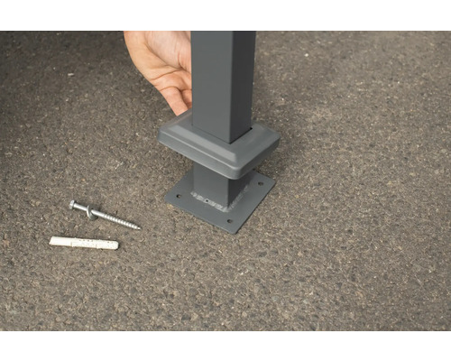 Befestigung eines Zaunpfostens mit Schraube und Dübel