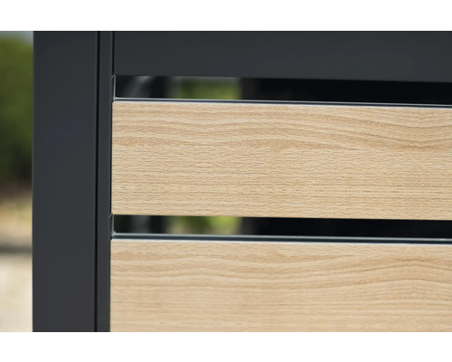 Detailaufnahme eines Zaunelements mit horizontalen Latten in Holzoptik und einem Rahmen