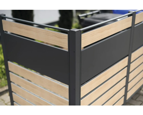 Detailansicht eines Sichtschutzzauns mit Holzoptik-Elementen und einer dunklen Trennwand