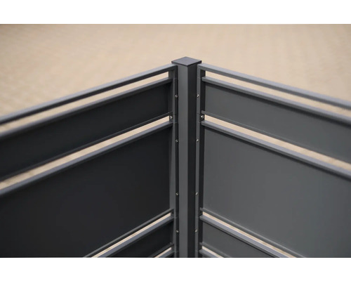 Detailaufnahme einer Sichtschutzwand aus Metall mit horizontalen Streben