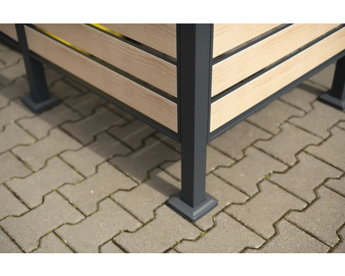 Detailansicht eines Gartenhauses mit Holzverkleidung und stabilen Metallpfosten