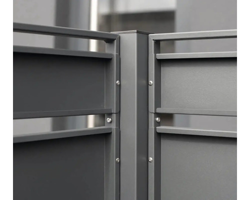 Detailansicht eines Gartenzauns aus Metall