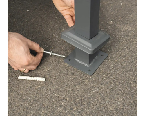 Montage eines Zaunpfostens mit Schraube und Dübel