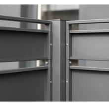 Detailaufnahme eines grauen Zaunelements aus Metall mit Schrauben