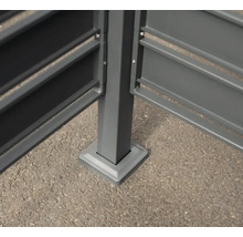 Detailansicht eines Zaunpfostens mit Fundament