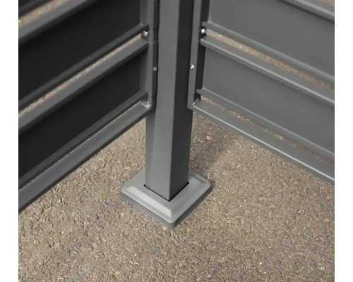 Detailansicht eines Zaunpfostens mit Fundament