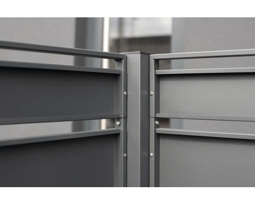 Detailaufnahme einer Aluminium Zaun Eckverbindung mit Schrauben